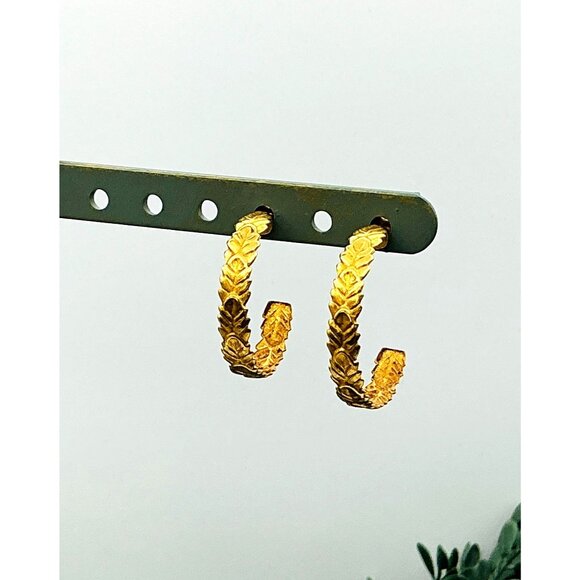 Elegant Gold-Tone Leaf Pattern Hoop Earrings - Picture 3 of 5